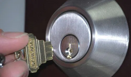 Royal Locksmith Store Oceanside, NY 516-962-5488 - key-broke-in-lock